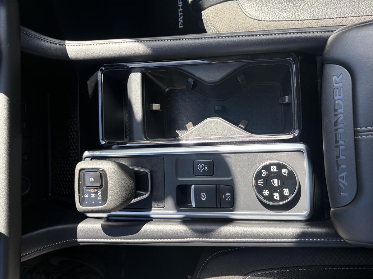 Nissan Pathfinder 2025 SL 4RM BLUETOOTH TOIT GPS CUIR CAMÉRAS 360 SIÈGES AVANT ET ARRIÈRE ET VOLANT CHAUFFANT – Image 26