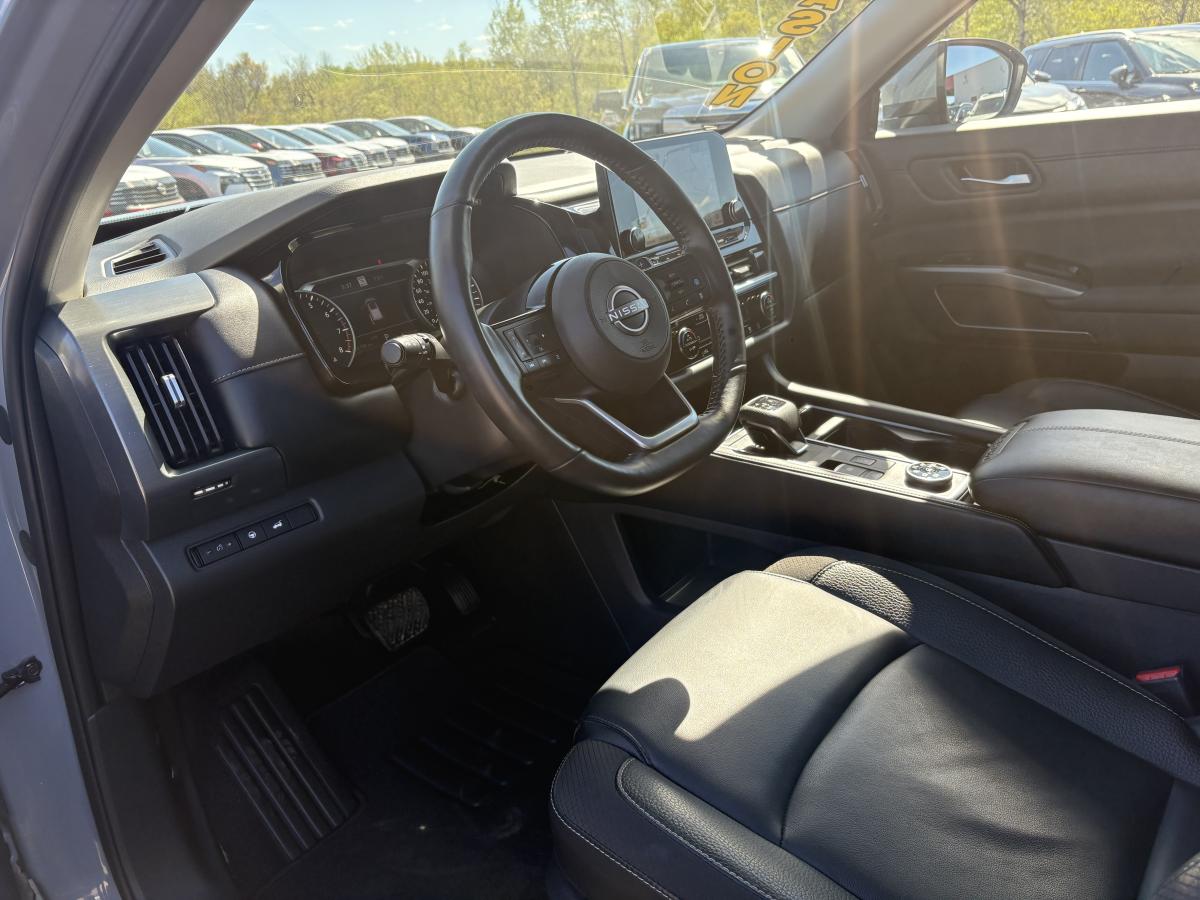 Nissan Pathfinder 2025 SL 4RM BLUETOOTH TOIT GPS CUIR CAMÉRAS 360 SIÈGES AVANT ET ARRIÈRE ET VOLANT CHAUFFANT – Image 32