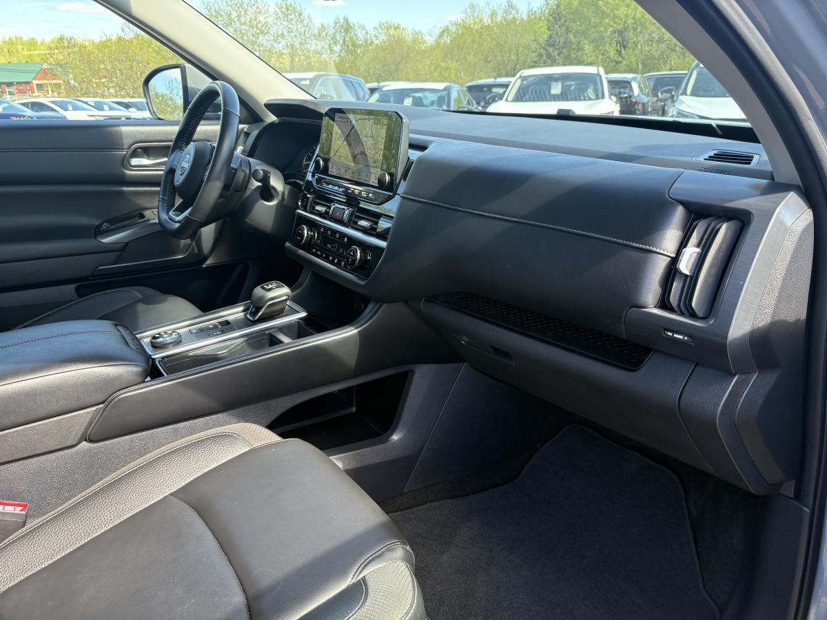 Nissan Pathfinder 2025 SL 4RM BLUETOOTH TOIT GPS CUIR CAMÉRAS 360 SIÈGES AVANT ET ARRIÈRE ET VOLANT CHAUFFANT – Image 38