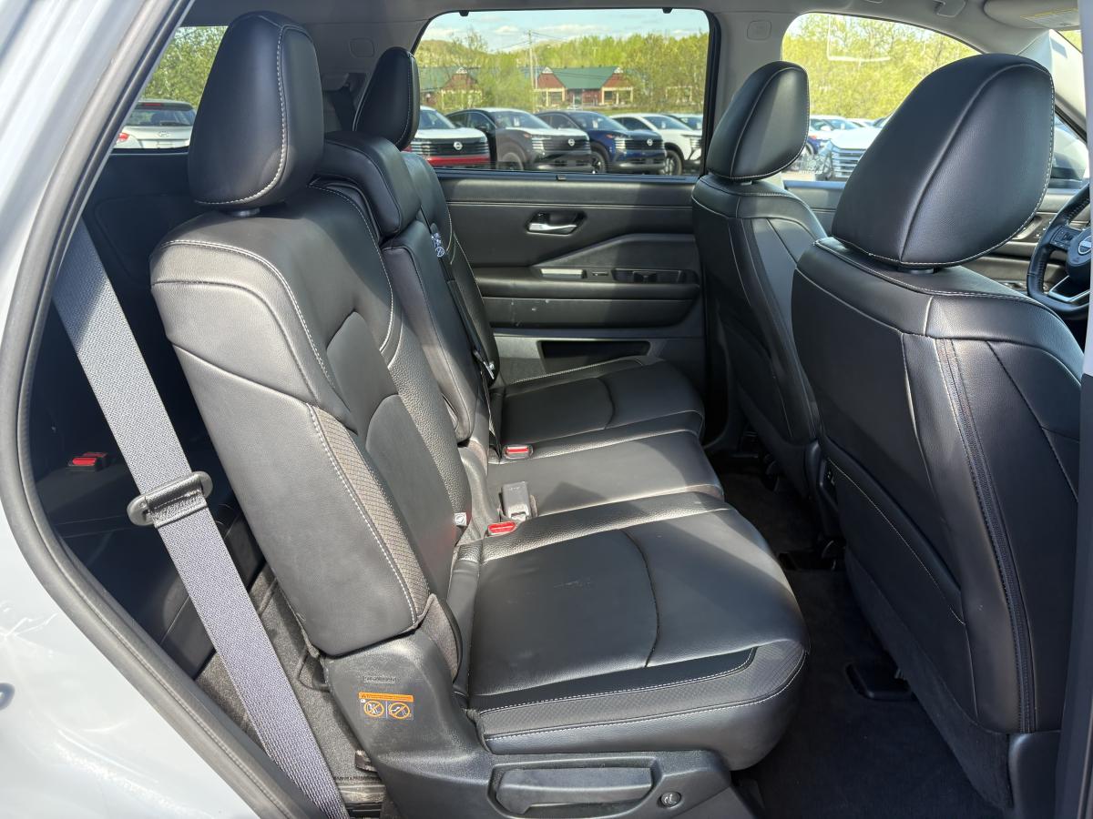 Nissan Pathfinder 2025 SL 4RM BLUETOOTH TOIT GPS CUIR CAMÉRAS 360 SIÈGES AVANT ET ARRIÈRE ET VOLANT CHAUFFANT – Image 39