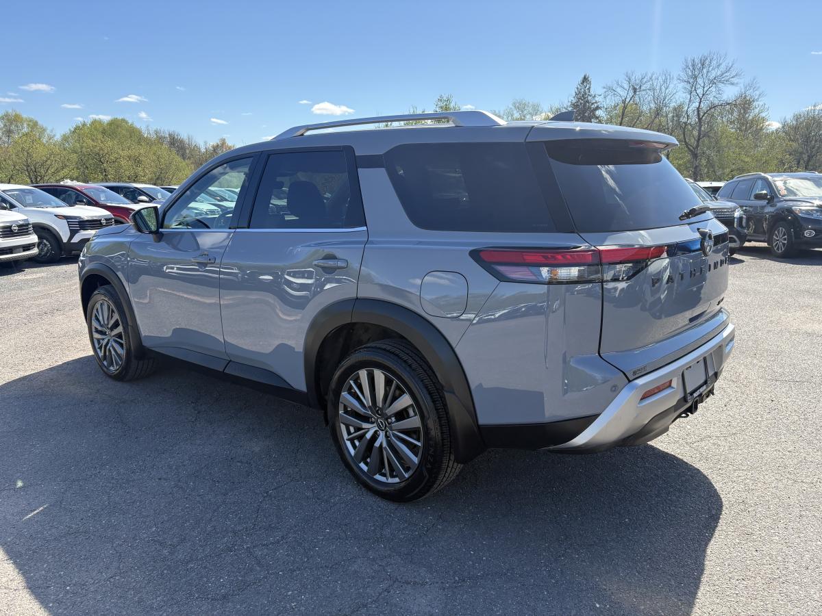 Nissan Pathfinder 2025 SL 4RM BLUETOOTH TOIT GPS CUIR CAMÉRAS 360 SIÈGES AVANT ET ARRIÈRE ET VOLANT CHAUFFANT – Image 4