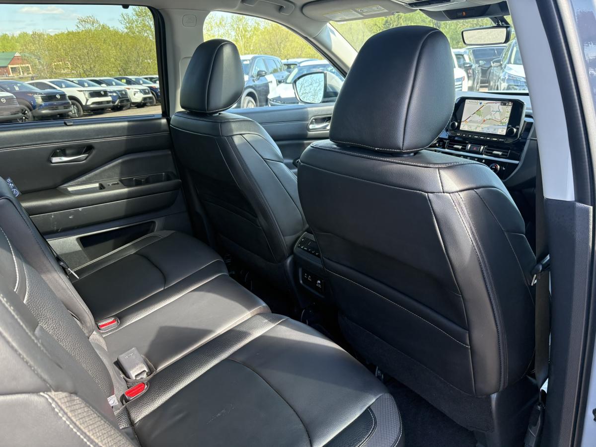 Nissan Pathfinder 2025 SL 4RM BLUETOOTH TOIT GPS CUIR CAMÉRAS 360 SIÈGES AVANT ET ARRIÈRE ET VOLANT CHAUFFANT – Image 40