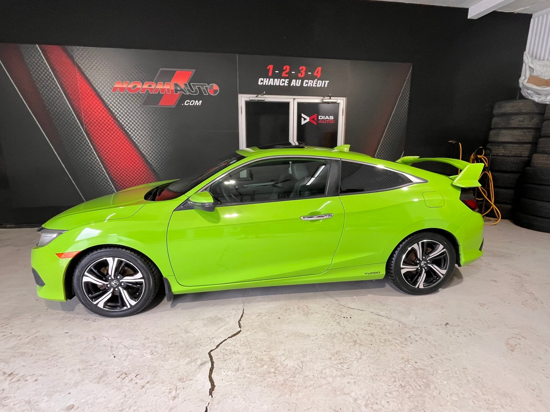 2017 Honda Civic Touring – Image 2